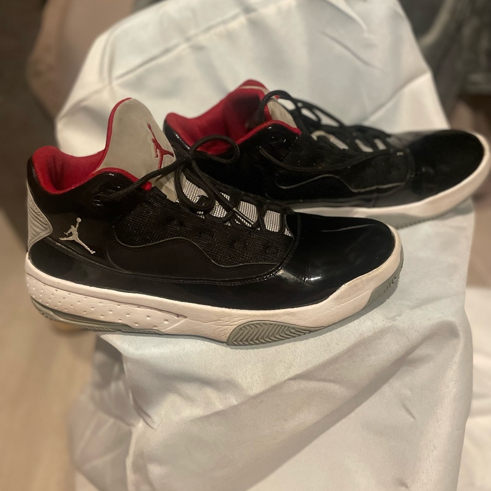 Nike Men’s Black/Red Low Top Basketball Sneakers